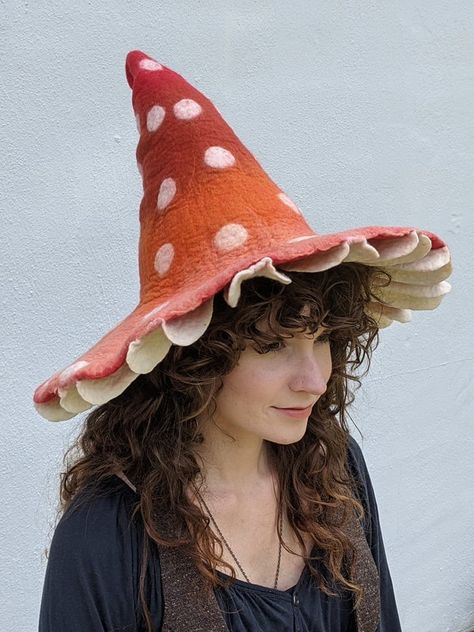 Make A Mushroom Hat, Mushroom Hat Pattern, Mushroom Costume, Mascaras Halloween, Mushroom Hat, Hat Patterns Free, Mushroom Fairy, Mode Crochet, Felting Tutorials