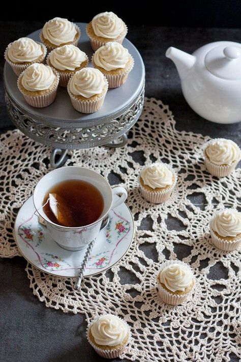 Why just drink your tea when you can eat it too? This recipe for Earl Grey cupcakes with honey buttercream frosting lets you do just that! * Recipe on GoodieGodmother.com Honey Buttercream Frosting, Earl Grey Cupcakes, Grey Cupcakes, Cupcake Recipes Unique, Honey Buttercream, Earl Grey Cake, Early Grey, Tea Cup Cake, Unique Cupcakes