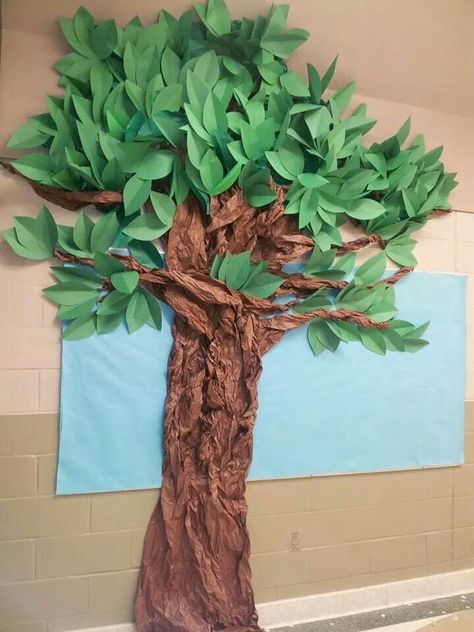 Tree I made out of construction paper and brown bulletin paper. Its very tall. It came out beautiful. Paper Tree Classroom, Classroom Tree, Deco Jungle, Green Tablecloth, 3d Tree, Fake Trees, School Displays, Deco Nature, Diy Tree