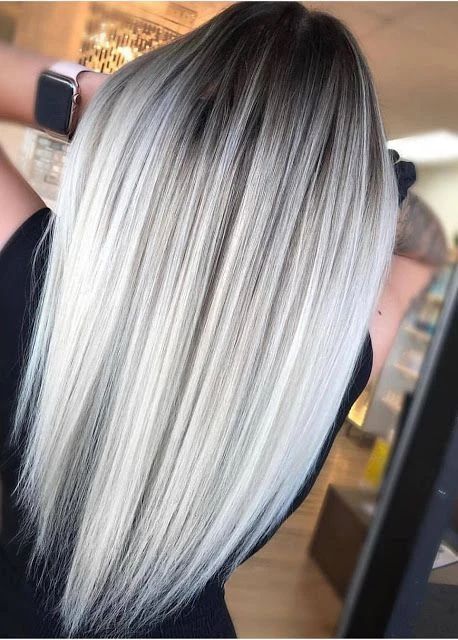 Cabello platinado/gris/canoso ¡en tendencia! | Revista KENA México Elegant Hairstyles For Long Hair, Platinový Blond, Silver Blonde Hair, Icy Blonde Hair, Real Hair Wigs, Silver Highlights, Silver Hair Color, Silver Blonde, Frontal Hairstyles