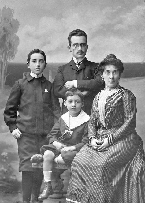 vintage family photos | Vintage Photos: Cabinet Cards Old Fashioned Photos, Vintage Family Photos, Royal Family Portrait, Sibling Poses, Old Family Photos, Family Painting, Cabinet Card, Group Pictures, The Cabinet