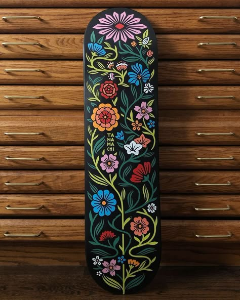 Cool Skateboard Decks Design, Skateboard Painting Ideas Easy, Painting Skateboards Ideas, Skateboard Art Design Ideas, Painting On Skateboard, Diy Skateboard Art, Skateboard Deck Art Diy, Long Board Designs Paint, Skate Board Painting Idea