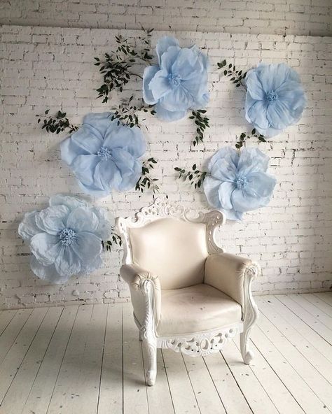 Diy Paper Flowers Tutorial, Paper Flower Backdrop Wedding, Giant Paper Flowers Diy, Photowall Ideas, Flower Backdrop Wedding, Flowers Hanging, Paper Flower Backdrop, Giant Paper Flowers, Giant Flowers