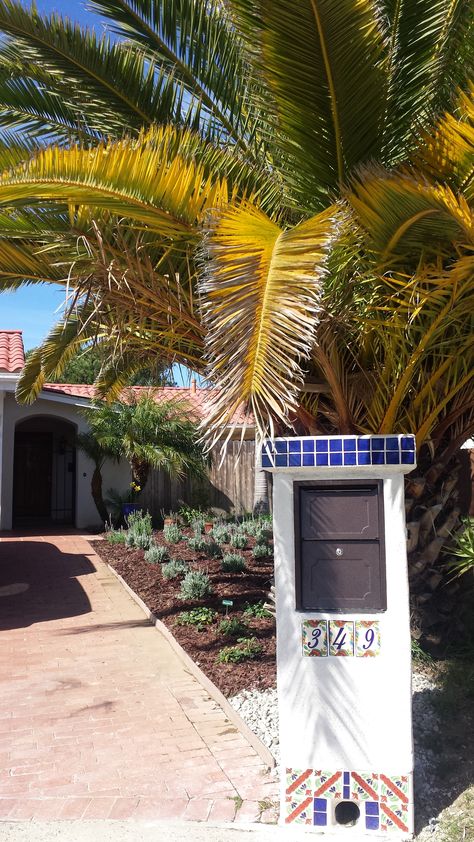 Spanish Mailbox Ideas, Mediterranean Mailbox Ideas, Stucco Mailbox Designs, Cement Mailbox Ideas, Spanish Style Mailbox Ideas, Stucco Mailbox Ideas, Spanish Living Room, Dry Gardens, Canary Island Date Palm