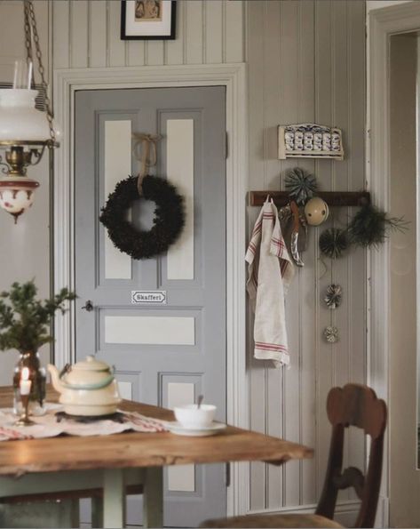 Indoor Paint Ideas, Country House Christmas, Sweden Holiday, Swiss Country, Simple Christmas Wreath, Uk Sofa, Indoor Paint, Inglenook Fireplace, Swedish Style