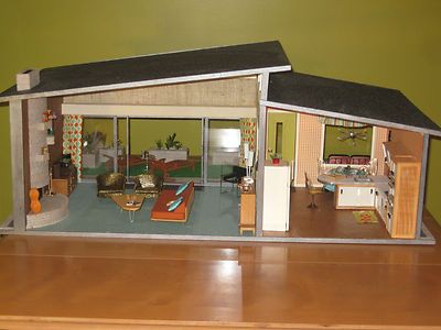 Midcentury dollhouse! So cute, I want one! Barbie Houses, Modern Dolls House, Modern Dollhouse Furniture, Barbie Doll House, Putz Houses, Mini Accessories, Vintage Dollhouse, Modern Dollhouse, Barbie House