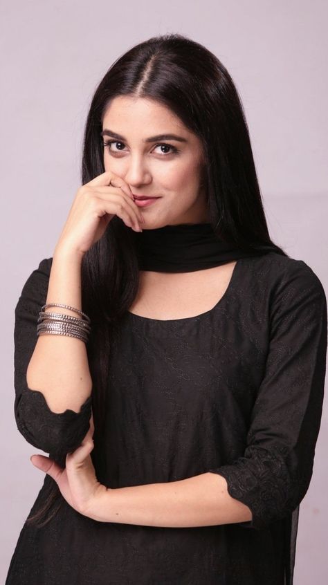 Maya Ali Maya Ali Pics, Man Mayal, Cast Photoshoot, Mann Mayal, Facial Massage Steps, Home Design Studio, Photoshoot Pictures, Baby Dress Embroidery, Pakistani Songs