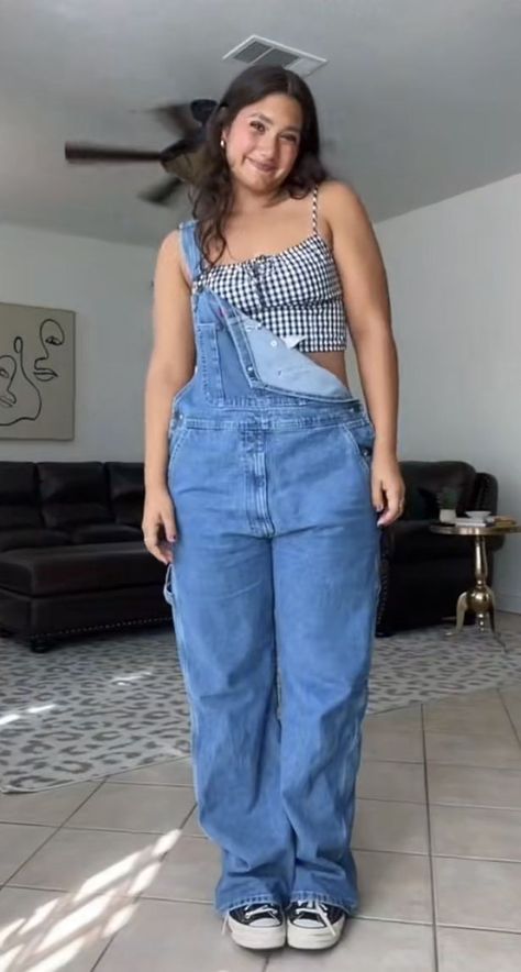 Cute Indie Outfits Summer, Midsize Overalls Outfit, Mid Size Outfits Summer, Summer Overall Outfits, Overall Fits, Summer Vintage Outfits, Midsize Outfits, Overall Outfit, Diy Vetement