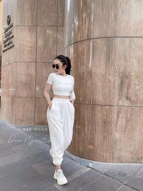 Joggers With Crop Top Outfits, Dance Outfits Practice Casual, Outfits Con Pans, Uniqlo Women Outfit, Celebrity Brides, Air Port Outfit, Fall Photo Shoot Outfits, Casual Chic Summer, Dance Outfits Practice