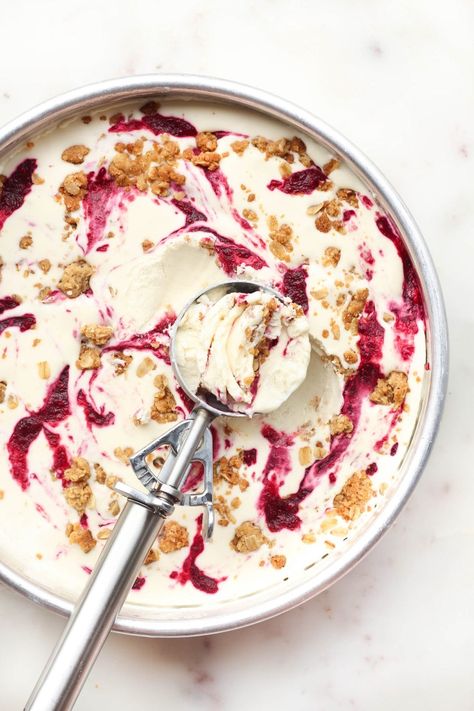 No Churn Raspberry Crisp Ice Cream Simple Vibes, Raspberry Crisp, Hemgjord Glass, Raspberry Crumble, Scoop Of Ice Cream, Cheesecake Ice Cream, Slow Cooker Desserts, Homemade Ice Cream Recipes, No Churn Ice Cream