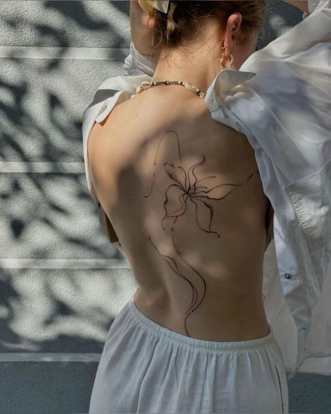 Mother Daughter Tattoos Minimalist, Spine Tattoos Tree, Tattoos Back Women, Lower Back Tats Aesthetic, Side Of Back Tattoo, Full Body Line Tattoo, Floral Back Tattoo Women, Back Tattoo Fine Line, Spine Tattoo Flower