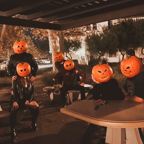 Pumpkin Head Group Photo Ideas Pumpkin Head Pictures Friends, Group Pumpkin Head Photoshoot, Pumpkin Head Group Photoshoot, Group Halloween Pictures, Funny Group Photoshoot, Halloween Group Photos, Fall Photoshoot Friends Group, Halloween Group Photoshoot, Pumpkin Photoshoot Friends