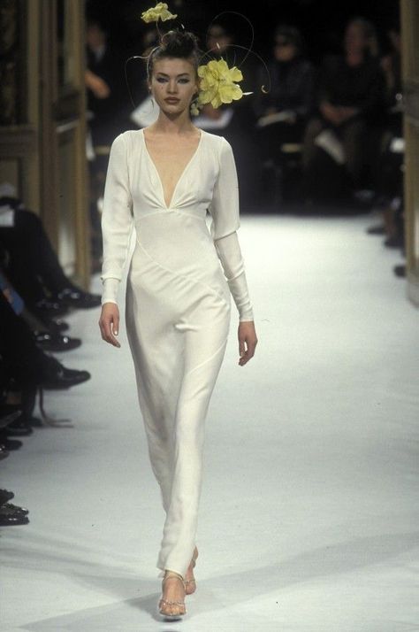 Emanuel Ungaro - Spring 1997 Couture Ungaro Couture, Emanuel Ungaro, Fancy Dresses, 90s Fashion, White Formal Dress, Vintage Looks, High Fashion, Vintage Style, Formal Dresses