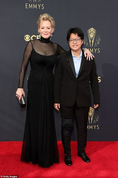 Chic Black Outfits, Cedric The Entertainer, Allison Janney, Jean Smart, The Emmys, Single Mother, Long Black Dress, Emmy Awards, Single Mothers