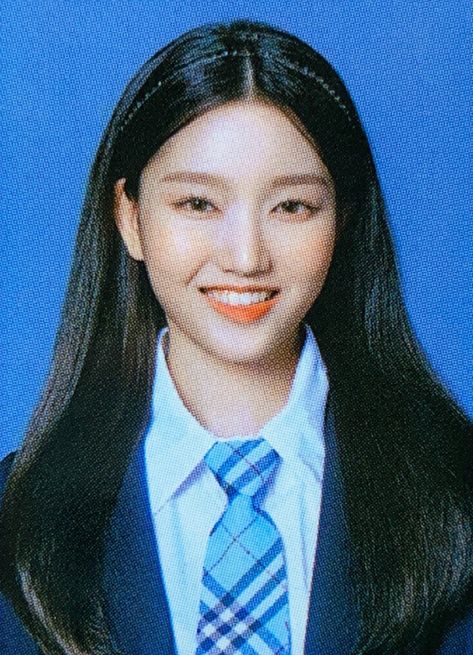 Loona Gowon, Gowon Loona, Tell Me Now, Id Photo, Odd Eyes, Olivia Hye, Seasons Greetings, Cute Woman, Kpop Girl Groups