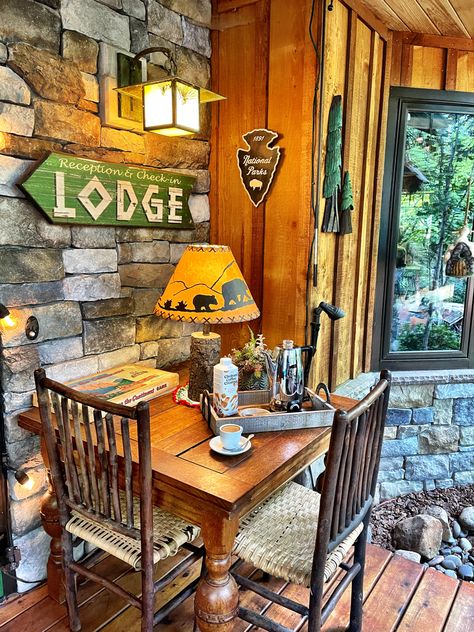 Rustic Log Cabin Living Room, Log Cabin Sunroom, Lodge Kitchen Decor, Family Village Plans, Rustic Cabin Decor Ideas, Diy Cabin Decor, Retro Home Design, Log Cabin Living Room, Cabin Porches