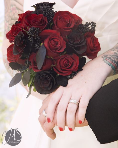 These are the darkest roses I've ever seen.  Not sure if they are airbrushed or what, but this is some serious red and black rose bouquets. Wedding Bouquets Black, Black Rose Bouquet, Gothic Wedding Theme, Vampire Wedding, Black Red Wedding, Dark Wedding Theme, Biker Wedding, Rockabilly Wedding, Red Bouquet