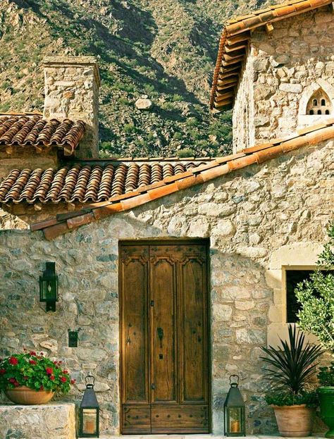 Gorgeous Mediterranean-inspired home in Arizona with mountain backdrop Mediterranean Inspired Home, European Doors, Casa Country, Gorgeous Houses, Casas Coloniales, Antique Doors, Paradise Valley, Tuscan Style, Mediterranean Homes