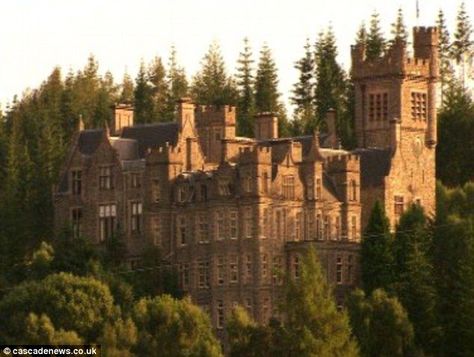 Scottish Castles For Sale, Carbisdale Castle, Northern Scotland, Highlands Castle, Highland Village, Chateau Medieval, Youth Hostel, Castle Scotland, Castles In England