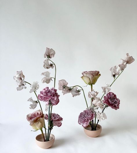 Small Ikebana Arrangements, Simple Bud Vase Flower Arrangements, Small Silk Flower Arrangements, Modern Orchid Arrangements, Mini Ikebana, Kenzan Floristic Wedding, Bud Vase Spring Flowers, Single Flower Bud Vase, Tiny Floral Arrangements Bud Vases