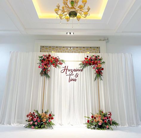 Stage Decorations Event Backdrops, Event Stage Design Backdrops, Simple Stage Design, Dekor Akad, Dekor Lamaran, Event Backdrops, Project 2025, Minimalist Wedding Decor, Simple Wedding Decorations