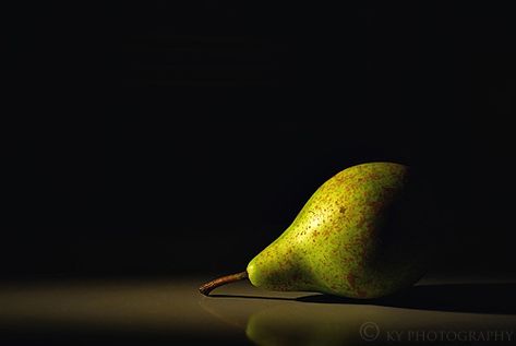 {suddenly, I'm obsessed with pears.} Chiaroscuro photography Chiaroscuro Photography, Fruit Bowl Display, Object Photography, Still Life Fruit, Fruit Photography, Still Life Photos, Still Life Art, Pretty Photos, Chiaroscuro