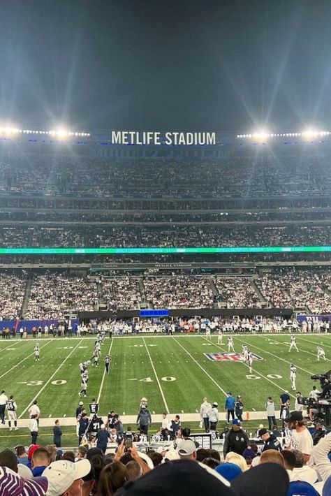 Giants Wallpaper New York, Stadium Wallpaper, Nfl Stadiums, Metlife Stadium, Fall Football, Football Is Life, Nba Pictures, New York Fall, Football Art