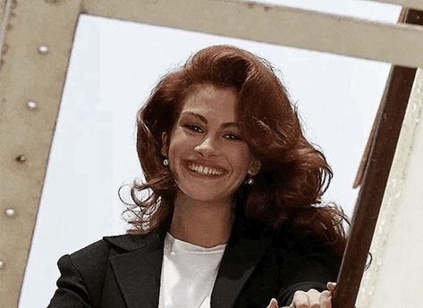 Julia Robert’s bouncy end curls 90’s Julia Roberts Hair, Julia Roberts Style, Ellen Von Unwerth, Julia Roberts, Gilmore Girls, Hair Goals, Pretty Woman, Hair Inspo, Mocha