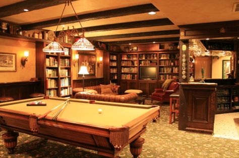 English pub style basement. Love the bar, game room, library mix. | http://waterfront-properties.com Pub Style Basement, English Pub Decor, Pub Interior, English Pub, Basement Bar Designs, Style Anglais, Pub Design, Home Pub, Pub Decor