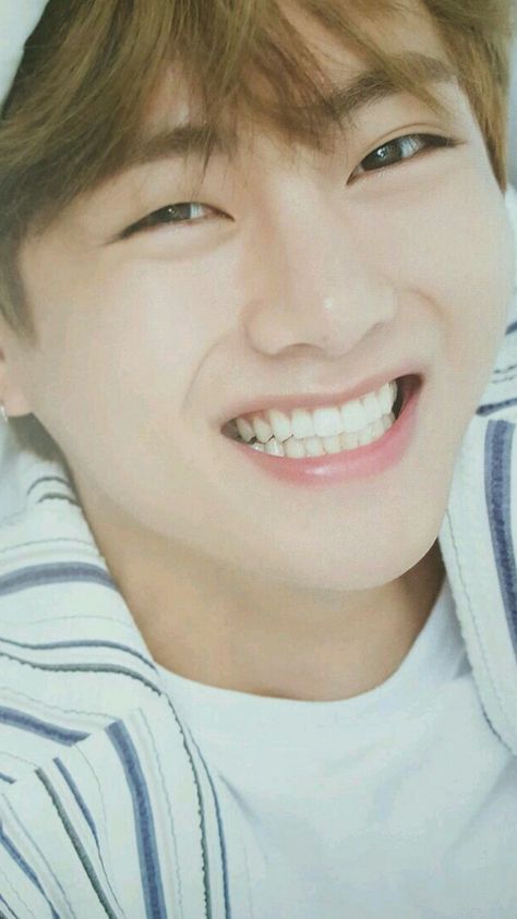 image Taehyung Smile, V Smile, V Cute, Wallpaper Bts, Taehyung Funny, Boy Band, Kim Taehyung Funny, Kim Taehyung Wallpaper, Bts Korea