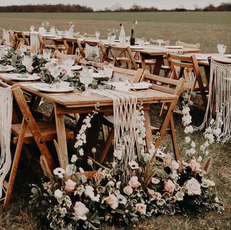 Menu And Name Card, Dresses Extravagant, Wilderness Wedding, Lilac Wedding Bouquet, Trestle Tables, Rustic Table Runners, Romantic Outdoor Wedding, Macrame Table, Top Wedding Trends