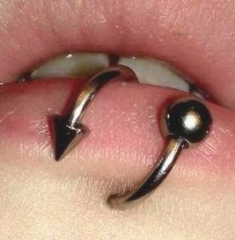 63+ Ideas Piercing Labio Espiral #piercing Labret Vertical, Piercing Bouche, Lip Piercing Jewelry, Double Tongue Piercing, Piercing Labret, Double Cartilage Piercing, Face Piercings, Nice Lips, Cool Piercings