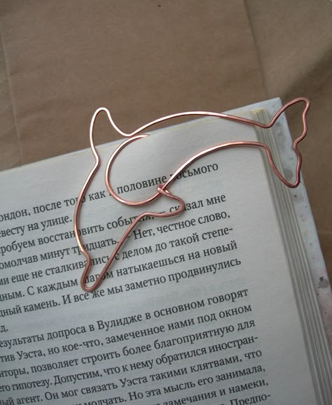 Quiero unooooooo o dos todos! Bookmark Paperclip, Wire Bookmarks, Wire Jig, Copper Wire Art, Wire Ornaments, Wire Art Sculpture, Bijoux Fil Aluminium, Notebook Accessories, Hair Fork