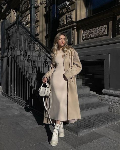 How to Build a Capsule Wardrobe - thatgirlArlene Outfit Vestido Casual, Winter White Outfit, Build A Capsule Wardrobe, Outfit Elegantes, Beige Trench Coat, Europe Outfits, Winter Fashion Outfits Casual, London Outfit, Closet Staples