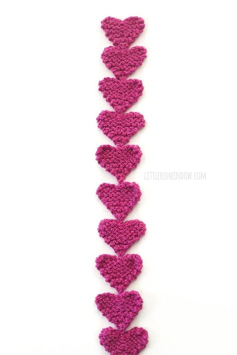 This totally adorable easy knit heart garland knitting pattern is perfect for Valentine's Day and it's so easy to knit all in one piece with only two little ends to weave in! Knitting Hearts, Knitted Heart Pattern, Knit Heart, Baby Hat Knitting Pattern, Crochet Heart Pattern, Knitting Group, Dishcloth Knitting Patterns, Knitted Heart, Easy Knit