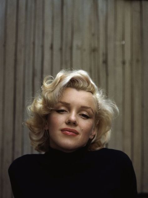 Cabelo Pin Up, Marilyn Monroe Portrait, Marilyn Monroe Art, Marilyn Monroe Photos, Hollywood Icons, Norma Jeane, Iconic Women, Hairstyles For School, Vintage Beauty