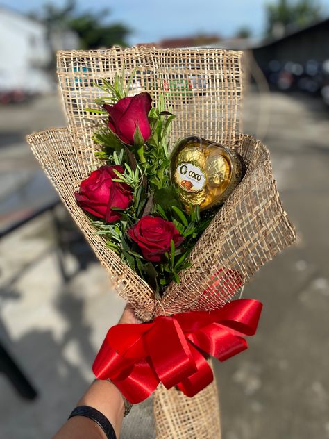 Roses And Chocolate Gift Flower Bouquets, Chocolate And Roses Bouquet, Rose Bouquet With Chocolate, Rose And Chocolate Bouquet, Flower And Chocolate Bouquets, Bokay Flowers, Chocolate And Flower Bouquet, Small Chocolate Bouquet, Buket Valentine