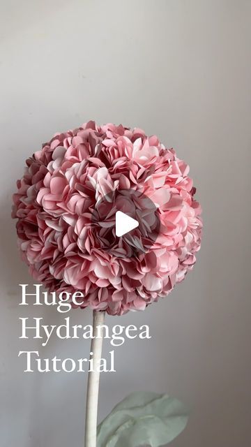 Diy Huge Flowers, Paper Hydrangea Diy, Foam Flowers How To Make, Paper Hydrangea, Giant Paper Flower Tutorial, Giant Flowers Diy, Paper Flower Ball, Mini Gifts, Flower Balls