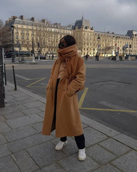 What to Wear in 50-Degree Weather | Who What Wear 50 Degree Weather Outfit, French Minimalist Style, Degree Outfit, 13 Outfits, Chic Sneakers, Coat Vintage, Classic Coats, French Women, Favorite Sweater