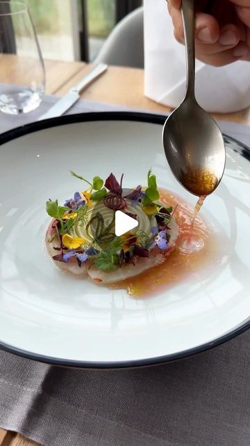 FOODZ on Instagram: "By • @mile_pupovac Simple technique to get a nice shape of red shrimp carpaccio! More info on my gronda account! Link in Bio   #carpaccio #redshrimp #redshrimps #shrimps #shrimp #culinary #culinarynewsworld #culinarytalent #artofplating #fourmagazine #platingfood #recipeideas #foodporn #foodreels" Scallop Carpaccio, Shrimp Carpaccio, Octopus Carpaccio Recipe, Carpaccio Recipe Fish, Salmon Carpaccio Plating, Culinary Arts, Food Plating, Vegan Recipes, Chef