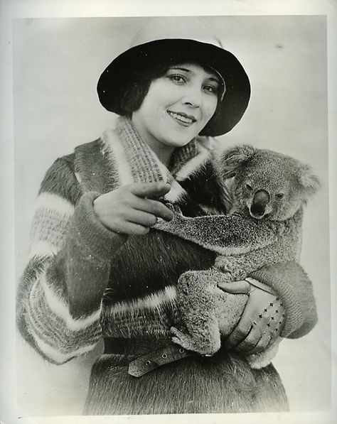 Raquel Torres Hollywood Legends, Golden Age Of Hollywood, Golden Age, Koala, Winter Hats, Teddy Bear, Hollywood, Actresses, Animals