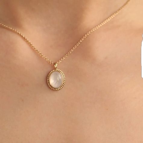 Cheap Elegant Jewelry, Gold Pendant Aesthetic, Simple Vintage Jewelry, Elegant Pendant Necklace, Moonstone Necklace Aesthetic, Moonstone Gold Necklace, Moonstone Necklace Pendants, Necklace Pendant Ideas, Aesthetic Necklace Simple