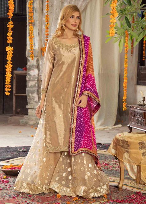 Golden Suit With Contrast Dupatta, Bridal Sharara Designs, Lehnga Kurti, Sharara Designs For Wedding, Weading Dress, Organza Sharara, Mehandi Dress, Bridal Sharara, Casual Bridal Dress