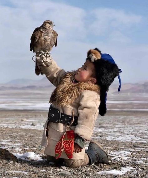 FOOD FOR THE ORBS on Tumblr Eagle Hunter, Amazing Animals, People Of The World, Jolie Photo, World Cultures, Candle Shop, 인물 사진, Mongolia, Happy Saturday