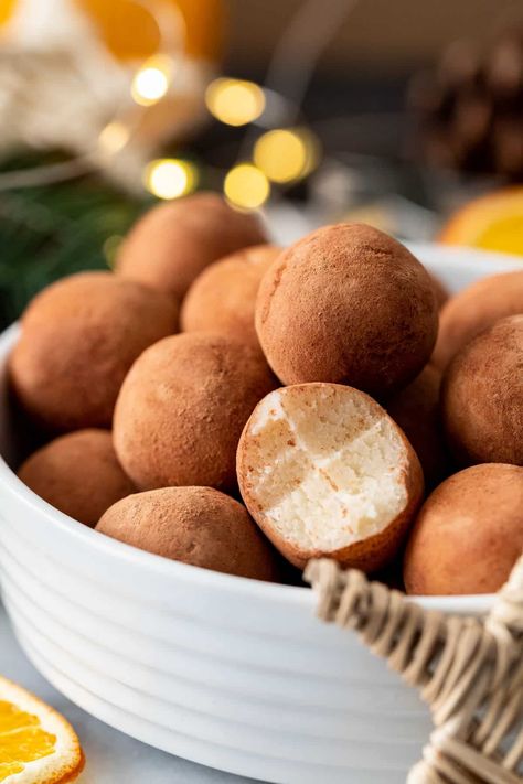 Marzipankartoffeln is a marzipan candy dusted with chocolate. These potato-shaped balls are a popular German Christmas treat and so delicious. German Marzipan, Homemade Marzipan Recipe, Christmas Pastry, Classic Christmas Treats, Marzipan Candy, German Christmas Food, Marzipan Recipe, Marzipan Cake, Christmas Pastries