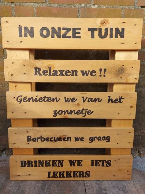 Ik heb een kleine houten pallet gebruikt. Op de computer in verschillende lettertypen en grootten tekstjes geprint. Met carbonpapier op pallet overgetekend en met watervaste stift ingekleurd. Daarna blanke lak erover gedaan. House Ideas, Wood