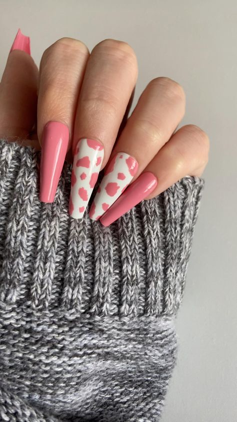 Strawberry Cow Print Nails, Cow Pink Nails, Pink Cowprint Nails, Strawberry Cow Nails, Nail Art Cow, Pink Cow Nails, Pink Cow Print Nails, Tiktok Nails, Pink Tiktok