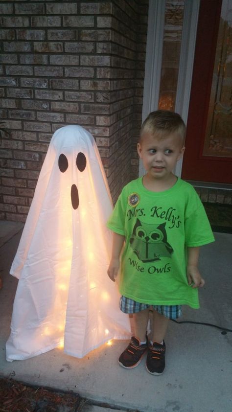 How to Make a Ghost Light For Your Front Porch 20 Porch Ghosts, Light Up Ghost, Diy Ghost Decoration, Diy Halloween Ghosts, Diy Ghost, Deco Halloween, Halloween Diy Outdoor, Halloween Outside, Halloween Ghost Decorations