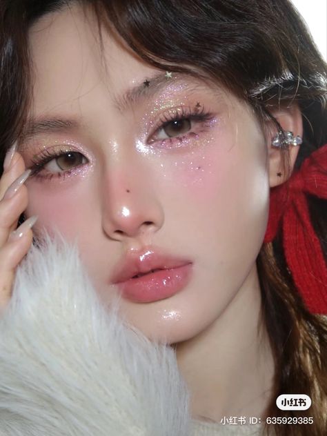 Wedding Makeup Colorful, Fairy Inspo Makeup, Douyin Makeup Sparkle, Concert Makeup Kpop, Peach Douyin Makeup, Natural Glittery Makeup, Cool Toned Douyin Makeup, Pink Doyun Makeup, Douyin Pink Makeup