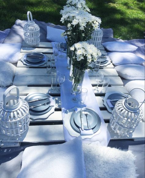 All white setup picnic style All White Picnic, White Setup, Picnic Aesthetics, Picnic Setting, Picnic Party Decorations, White Picnic, Backyard Dinner, Picnic Inspo, Backyard Dinner Party